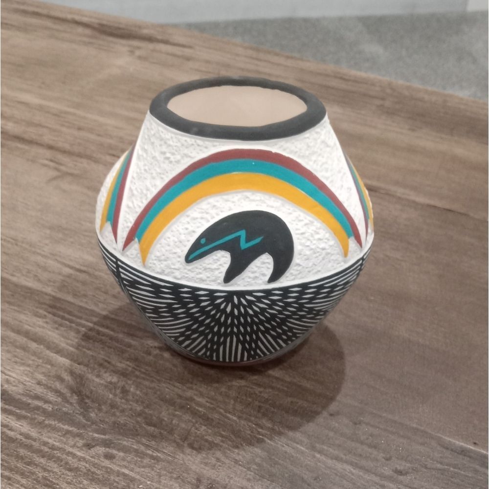 Corrine Louis Acoma NM 1995 Pueblo Fine Line Pottery 2.5" Top Opening 5" Across